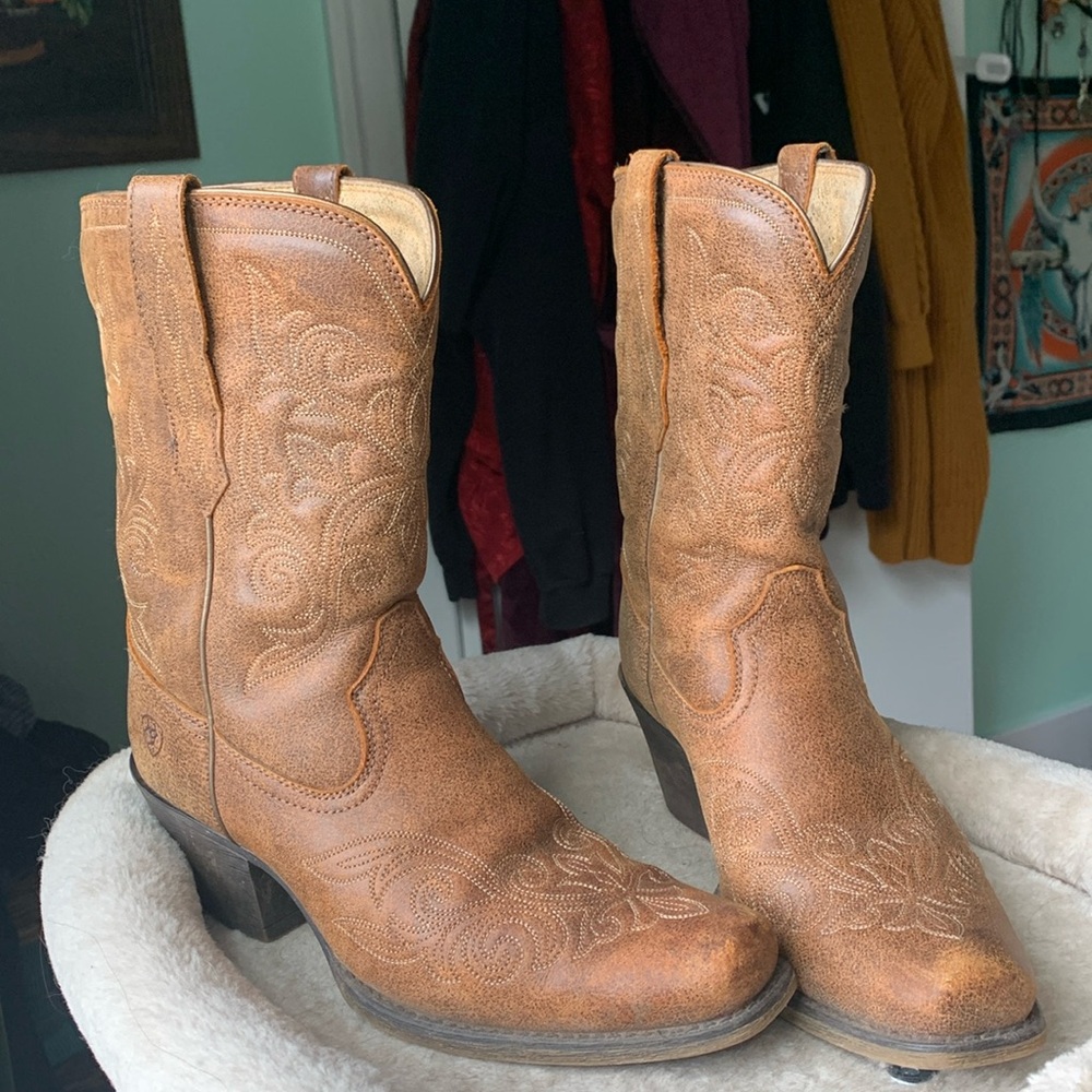 Gorgeous ARIAT boots women’s perfect condition